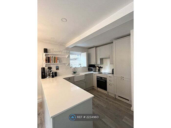 2 Bedroom Flat To Rent In North Side Wandsworth Common, London, SW18
