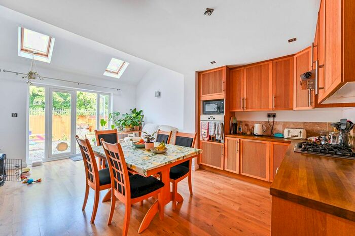 3 Bedroom Flat To Rent In Turle Road, Norbury, London, SW16