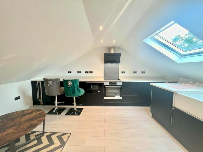 2 Bedroom Flat To Rent In Queen Street, York, YO24