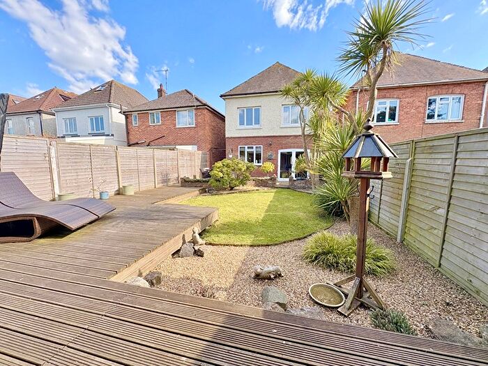 3 Bedroom Detached House For Sale In Parkstone Road, Poole, BH15