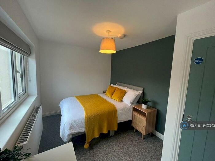 6 Bedroom Semi-Detached House To Rent In Frenchay Park Road, Bristol, BS16