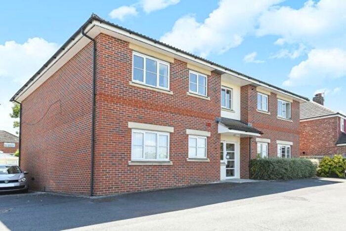 2 Bedroom Flat To Rent In Chestnut Road, Botley, OX2