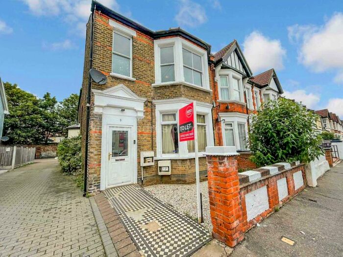 2 Bedroom Flat To Rent In South Avenue, Southend On Sea, SS2