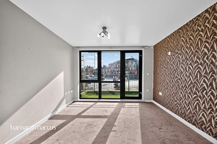 2 Bedroom Flat For Sale In Mitcham Road, London, SW17