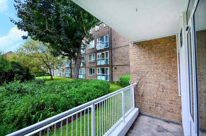 3 Bedroom Flat To Rent In Cremorne Estate, Chelsea, London, SW10