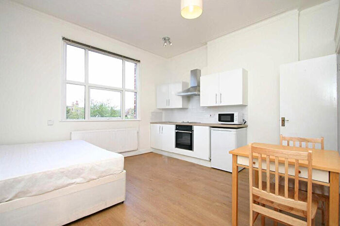 Flat To Rent In Manstone Road, Kilburn, NW2