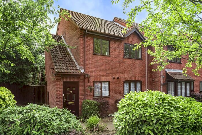 2 Bedroom Maisonette To Rent In The Avenue, Northwood, HA6