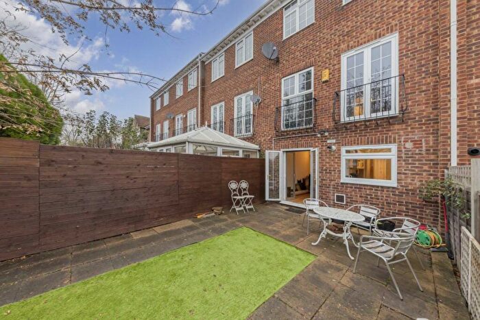 4 Bedroom Terraced House To Rent In Oakview Gardens, London, N2