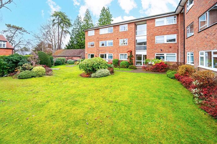 3 Bedroom Flat For Sale In Levylsdene, Merrow, Guildford, GU1