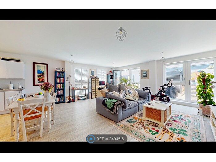 2 Bedroom Flat To Rent In Lion Court, Isleworth, TW7