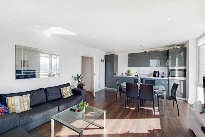 3 Bedroom Flat To Rent In Plumstead Road, Woolwich, London, SE18