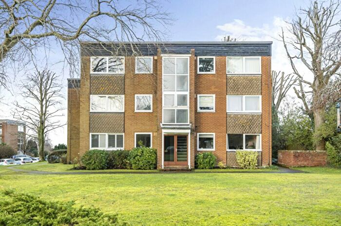 1 Bedroom Flat For Sale In Rossiter Lodge, Rosetrees, Guildford, Surrey, GU1