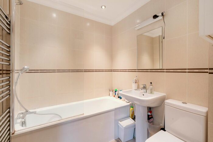 2 Bedroom Flat To Rent In Churchview Close, Caterham, CR3