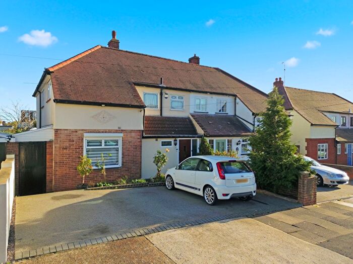 4 Bedroom Semi Detached House For Sale In Fontayne Avenue, Romford, RM1