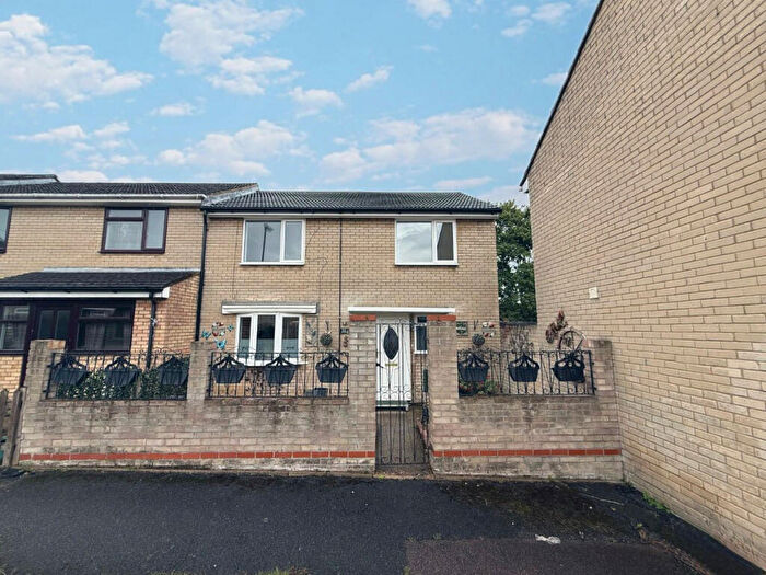 3 Bedroom End Of Terrace House For Sale In Byron Close, Huntingdon, PE29
