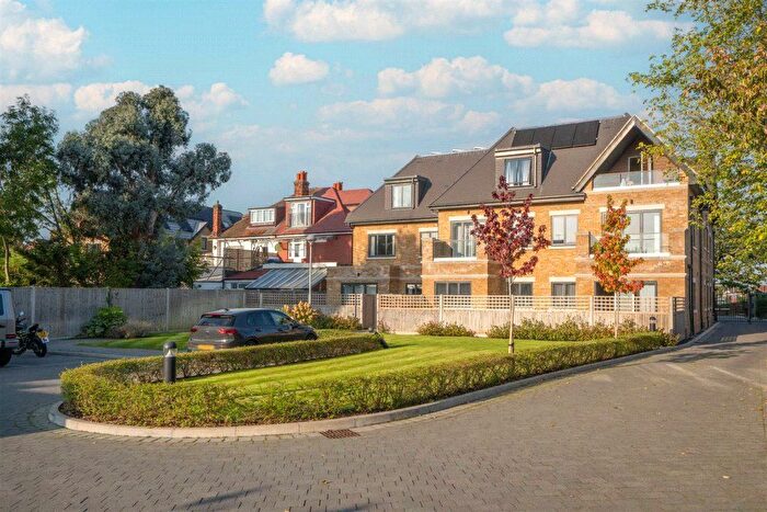 2 Bedroom Flat To Rent In Wood Lane, Middlesex, TW7