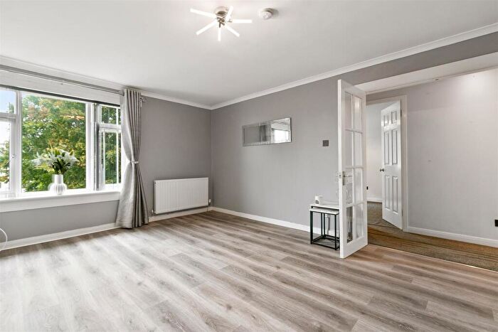 2 Bedroom Flat To Rent In Beechwood Drive, Alexandria, G83