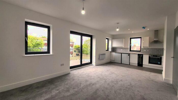 3 Bedroom Apartment To Rent In Baker Street, Enfield, EN1