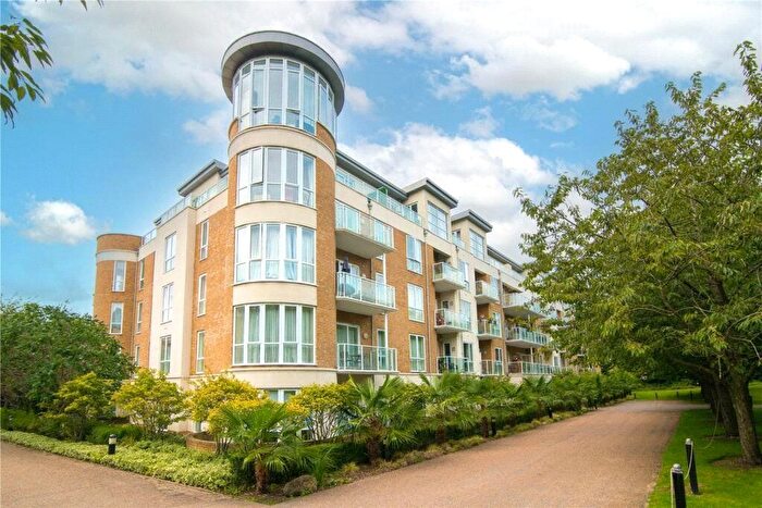 3 Bedroom Flat For Sale In Melliss Avenue, Kew, Surrey, TW9