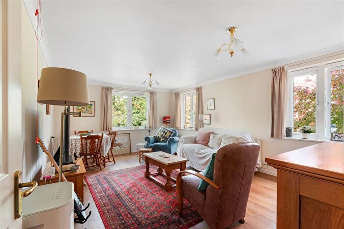2 Bedroom Flat For Sale In Clifton Park Avenue, Raynes Park, SW20