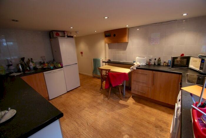 5 Bedroom Terraced House To Rent In Hessle Avenue, Hyde Park, Leeds, LS6