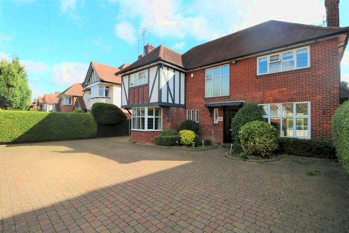 Detached House To Rent In Old Bedford Road, Luton, LU2