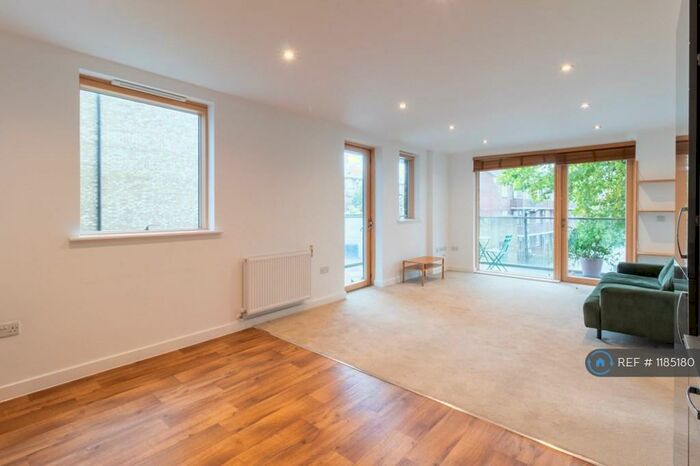 2 Bedroom Flat To Rent In Leyland Court, London, SE15