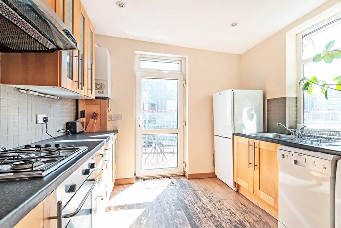 2 Bedroom Flat For Sale In Queenstown Road, Battersea, London, SW8
