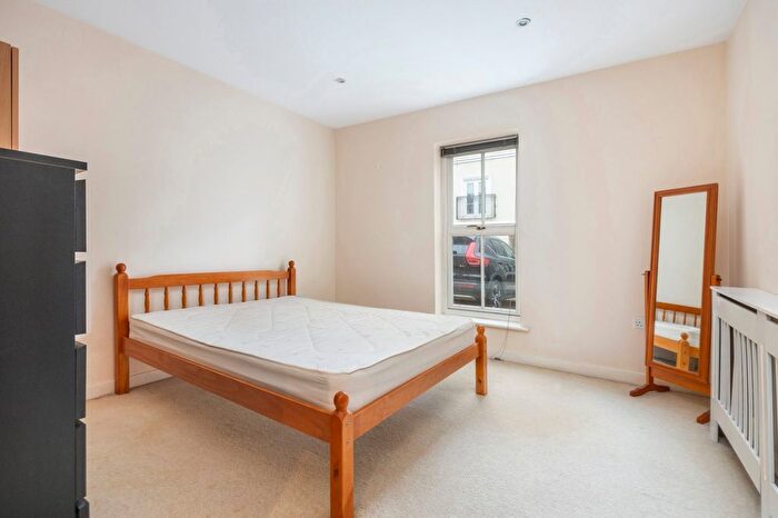 2 Bedroom Flat To Rent In Canal Boulevard, Camden, NW1