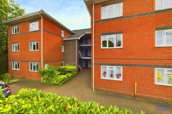 1 Bedroom Flat To Rent In Parvis Road, West Byfleet, KT14