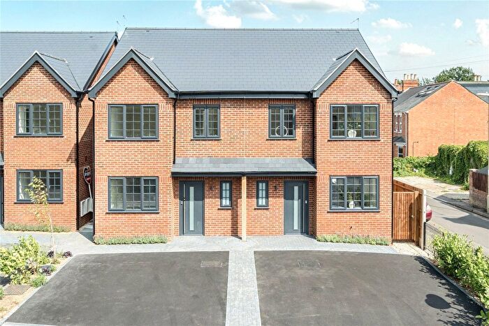 Semi Detached House For Sale In Farnborough, Hampshire, GU14