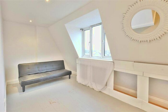 3 Bedroom Flat To Rent In Hornsey Road, Islington, London, N19