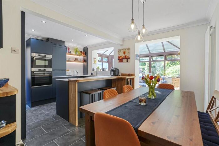 3 Bedroom Detached House For Sale In Walsingham Avenue, Kettering, Northamptonshire, NN15