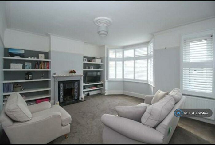 2 Bedroom Maisonette To Rent In Pinner Hill Road, Pinner, HA5