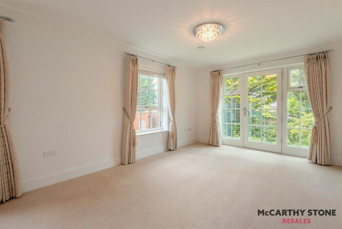 2 Bedroom Apartment For Sale In The Cloisters, High Street, Great Missenden, HP16