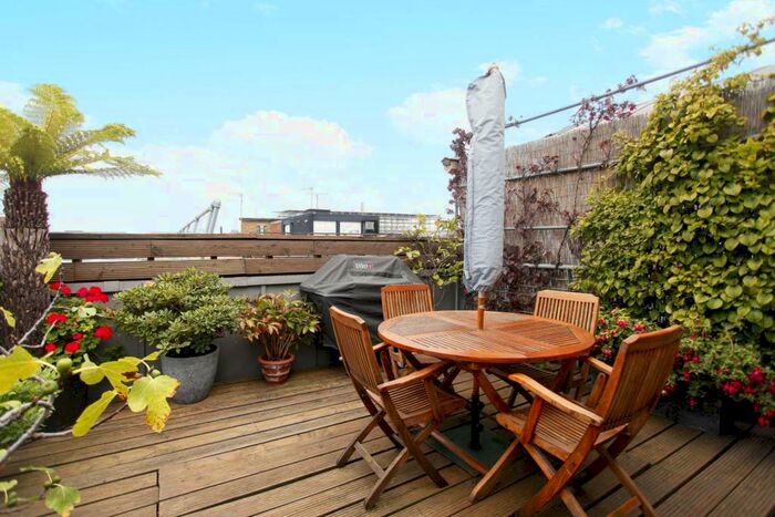 2 Bedroom Flat To Rent In The Rooftops, Clerkenwell, London, EC1V