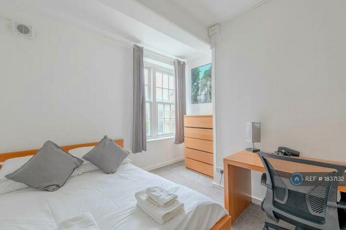 3 Bedroom Flat To Rent In Barnes House, London, NW1