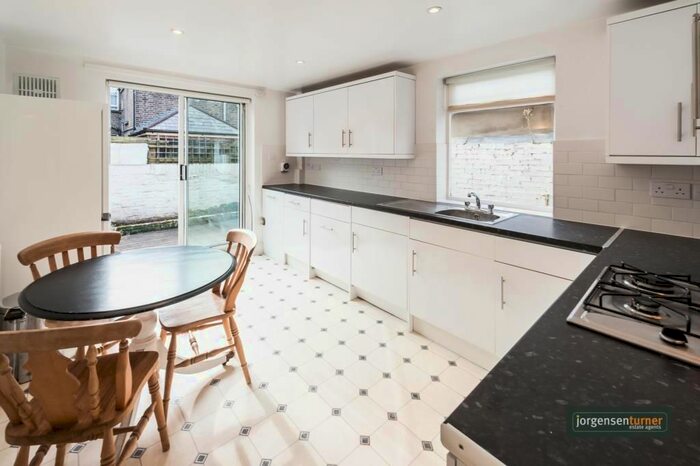 1 Bedroom Flat To Rent In Cobbold Road, Garden Flat, Shepherds Bush, London, W12