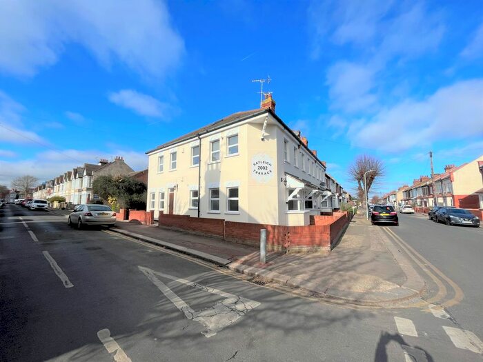 1 Bedroom Flat To Rent In Rayleigh Avenue, Westcliff-On-Sea, SS0