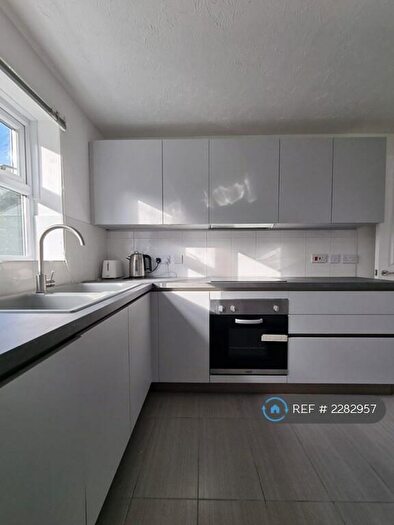 2 Bedroom Flat To Rent In Michelangelo Court, London, SE16