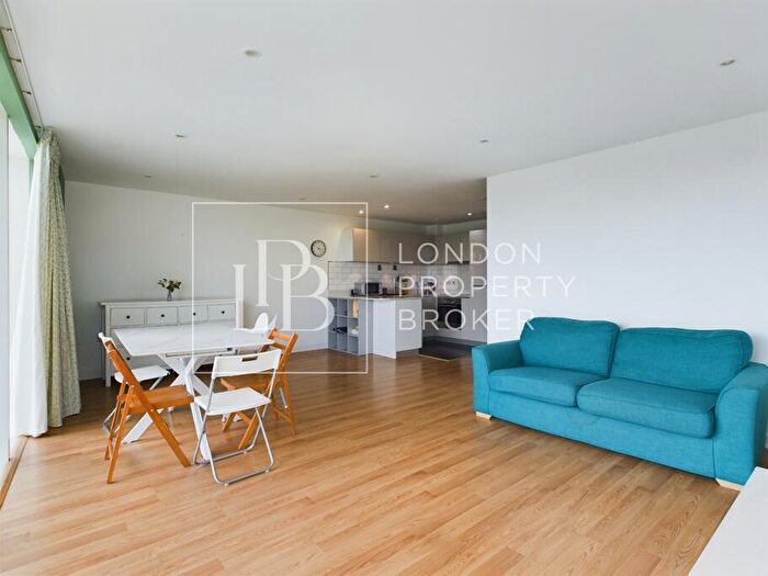 3 Bedroom Flat To Rent In Waterside Apartments, Woodberry Down, N4