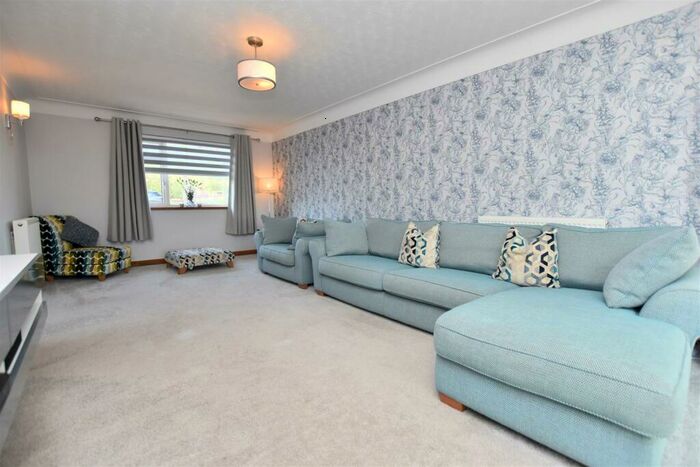4 Bedroom Detached House For Sale In Glyn Avenue, Wrexham, LL12