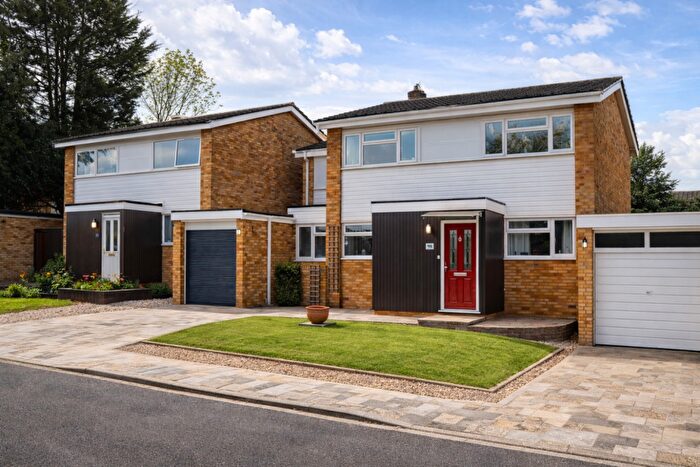 4 Bedroom Link Detached House For Sale In Pickhurst Park, Bromley, BR2