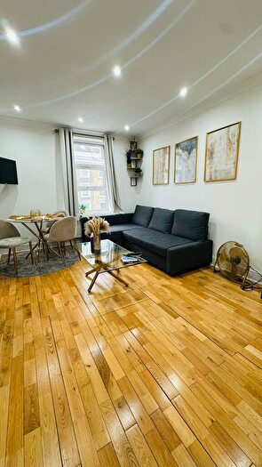 Flat To Rent In Flat A-c, Kingsland Road, London, E8