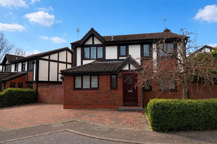 4 Bedroom Detached House For Sale In Kestrel Way, Buckingham, Buckinghamshire, MK18