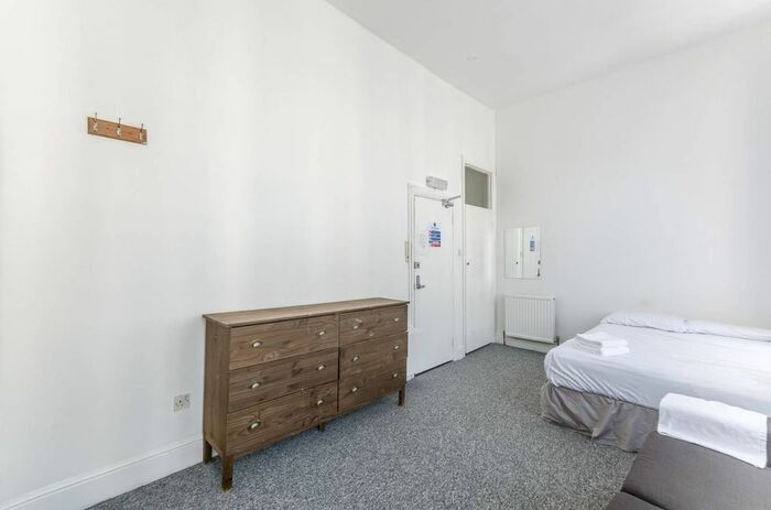 Studio To Rent In Barons Court, Barons Court, London, W14