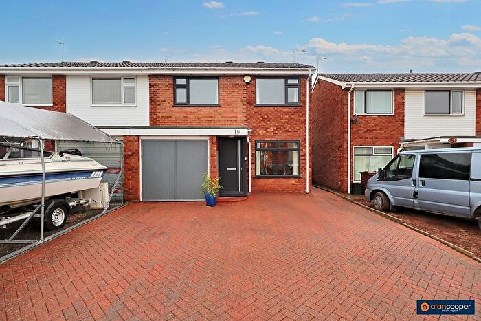 3 Bedroom Semi Detached House For Sale In Walnut Close, Nuneaton, CV10