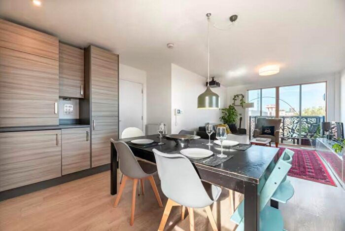 3 Bedroom Flat To Rent In Hitchcock House, Pitfield Street, N1