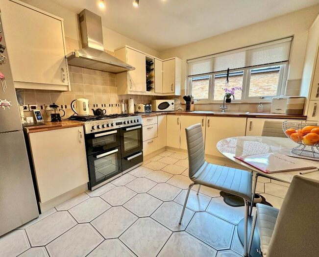 3 Bedroom Detached Bungalow For Sale In Mccallum Grove, Stewartfield