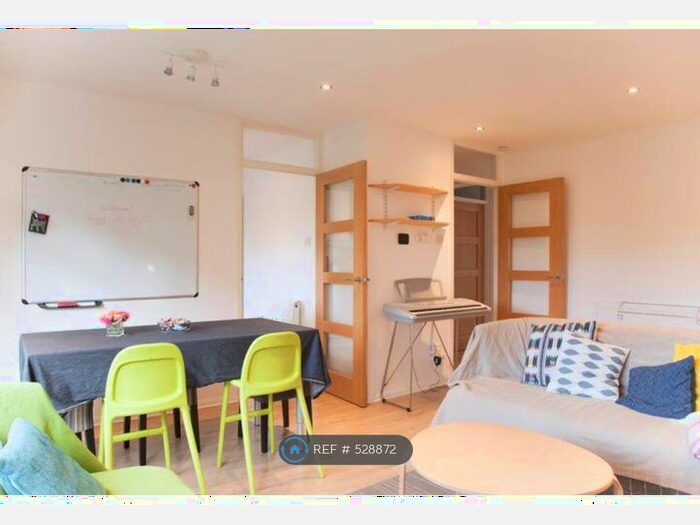 3 Bedroom Flat To Rent In Cawston Court, Bromley, BR1